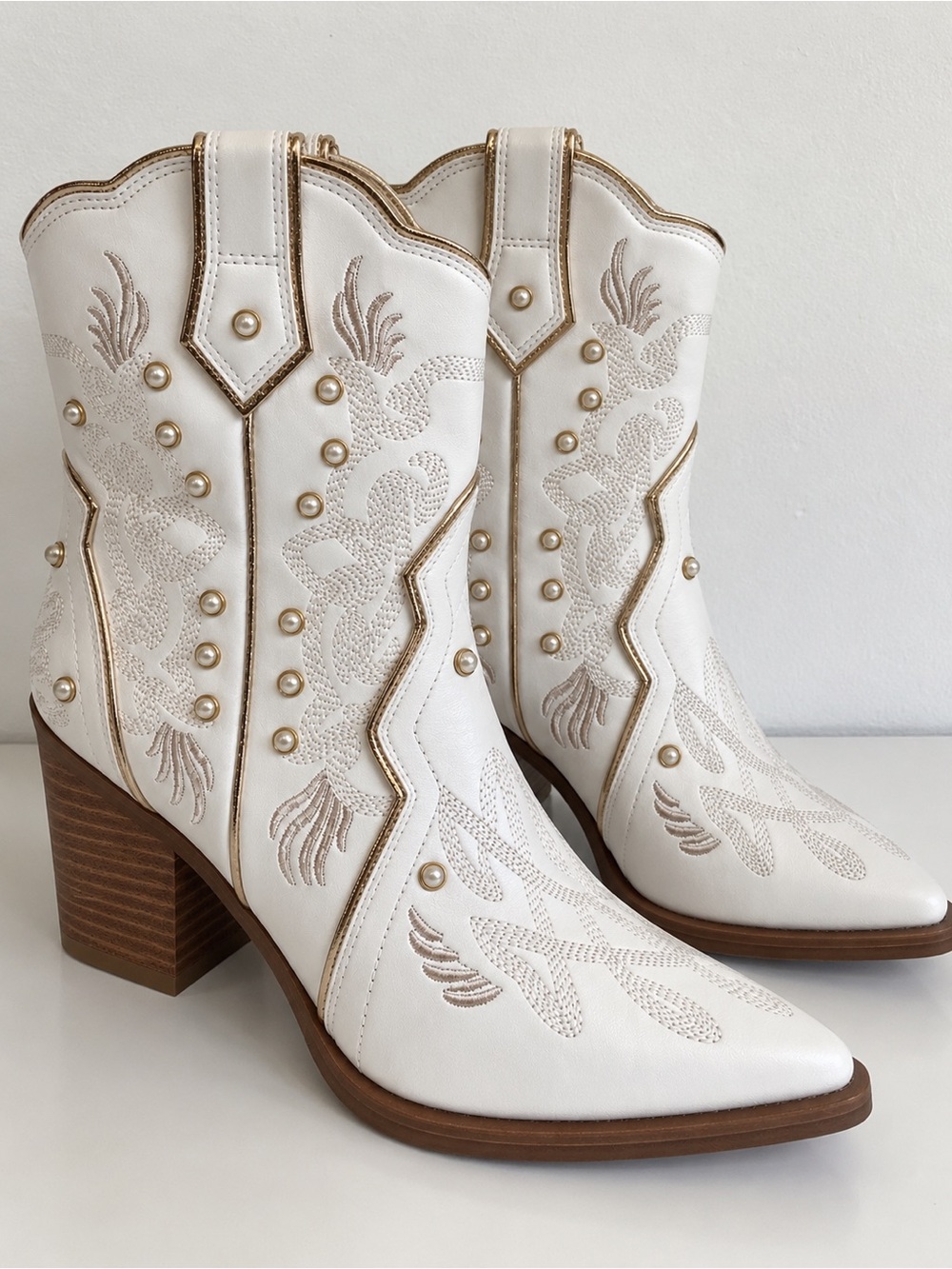NWOT Altar'd State White Western Pearl & Gold Embroidered Cowboy Boots - Size 7